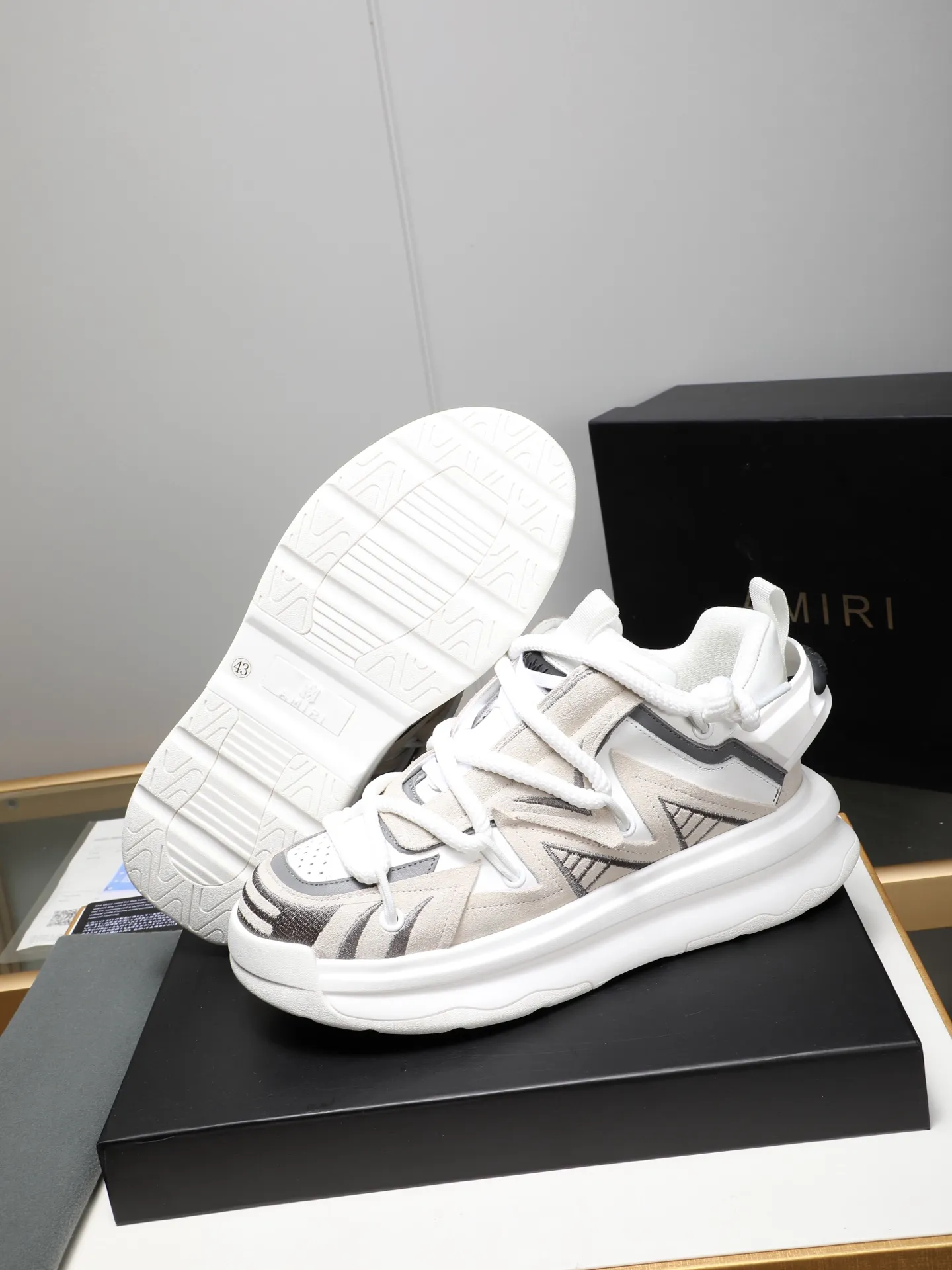 Men's men's shoes💰600 [AMIRI～AMIRI] 2025 spring and summer series new casual shoes🆕The large tongue on the upper and the cross shoe string design are very special! Made of cowhide➕multiple materials spliced➕in breathable mesh, thickened and oversized foam-resistant outsole, it will look good on whoever wears it! The appearance is responsible, the feet are retro and handsome! Size:39-44 (38, 45, 46 customized)
